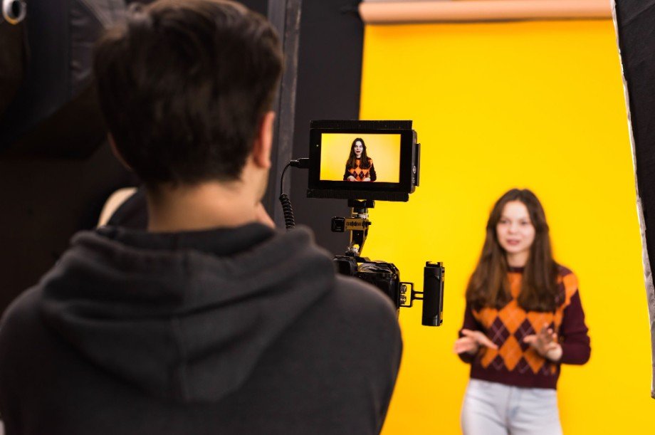 How Does a Conversation Dolly Shift Power?