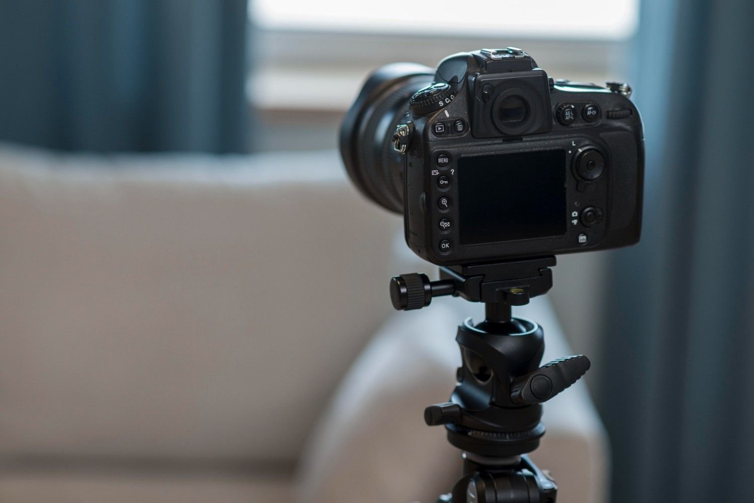 Why Do Filmmakers Use Pedestal Up and Pedestal Down?