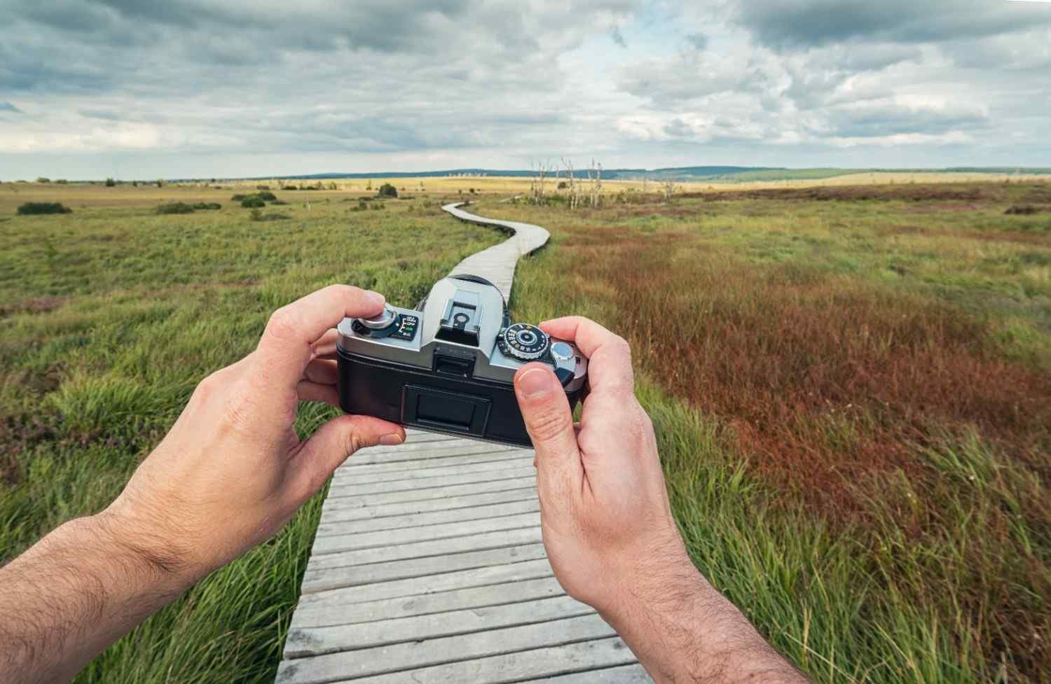 How Does Over-the-Shoulder Tracking Create an Immersive Reveal?