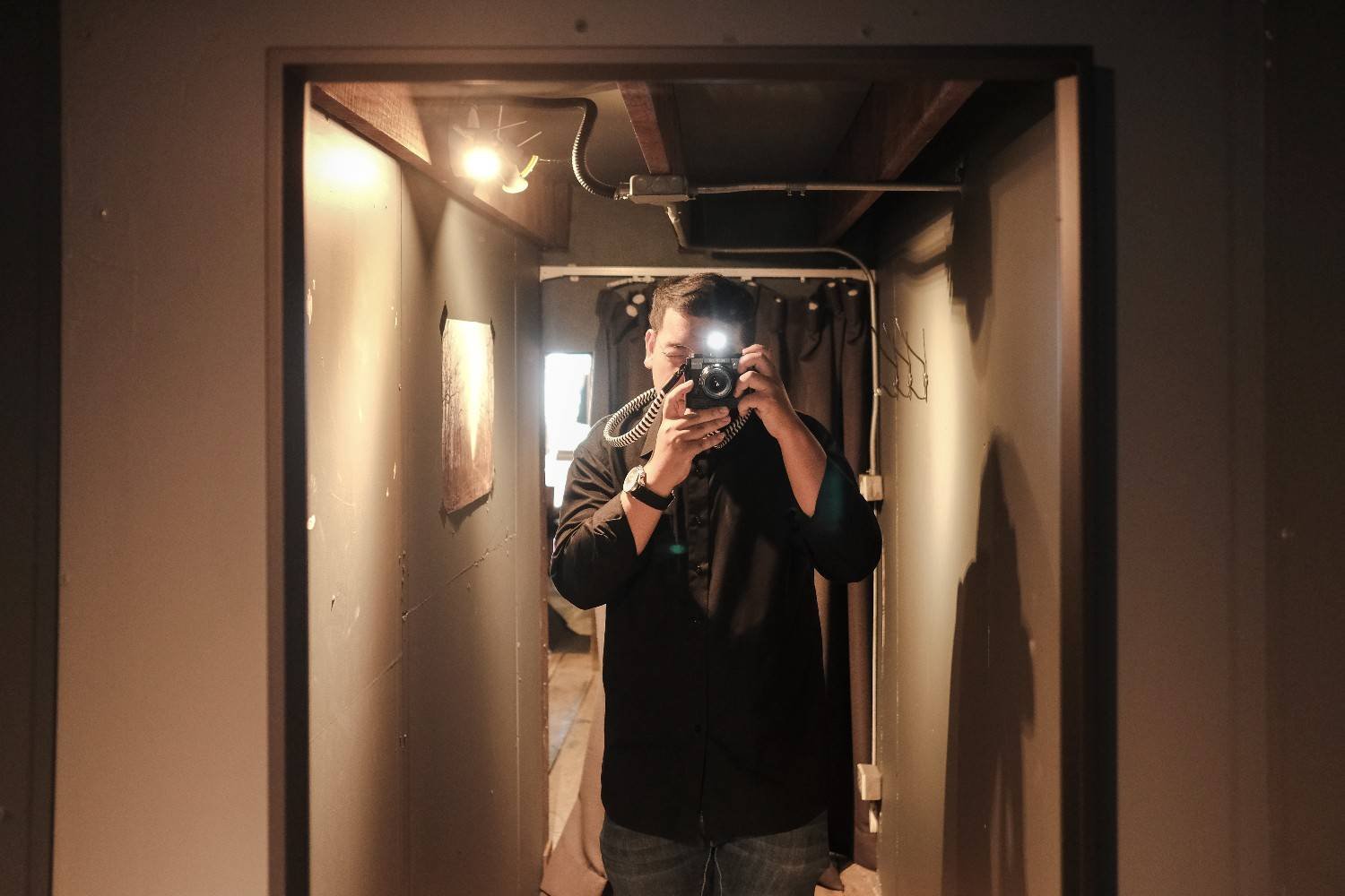 Which Lens and Camera Settings Work Best in Tight Spaces?